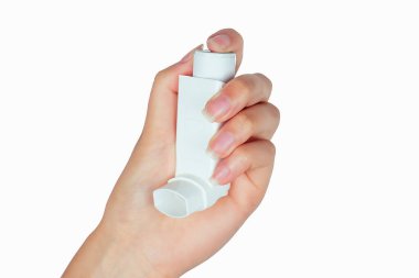 Astım spreyi elinde, beyaz izolasyonda.