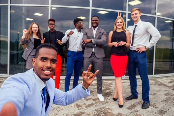 Bell'uomo d'affari sorridente uomo africano americano in un abito elegante e partner europeo di successo — Foto Stock