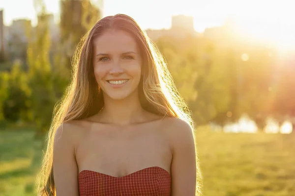 Retrato de mujer hermosa encantadora y atractiva sonrisa dentada fresca al aire libre en el parque de verano con césped césped verde fondo — Foto de Stock