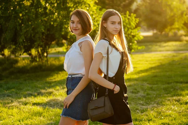 两个友情最好的女朋友学生在公园里摆姿势 — 图库照片