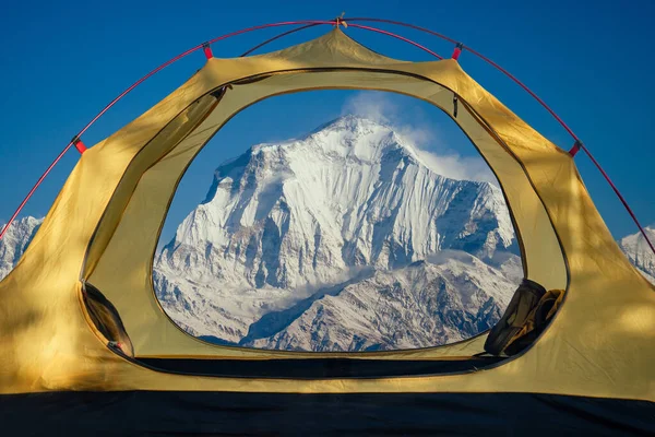 Stojící stan s krásným výhledem na Nepálské hory — Stock fotografie