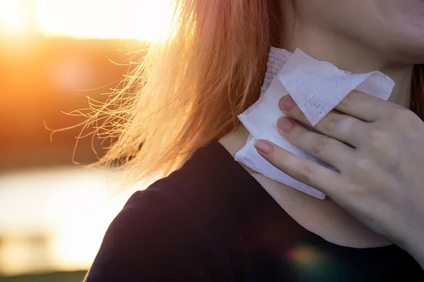 Manos humanas limpian con una parte húmeda del cuerpo de la servilleta — Foto de Stock