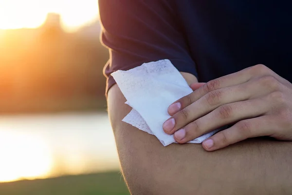 Mani umane pulire con una parte del corpo tovagliolo bagnato — Foto Stock