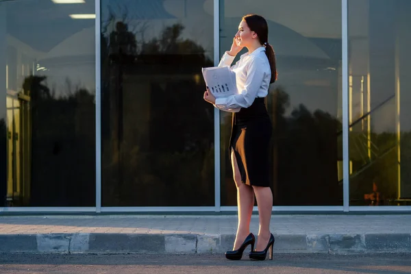 Retrato de uma jovem bela mulher indiana empresária em roupas de escritório e papéis em pleno crescimento, falando ao telefone no escritório — Fotografia de Stock