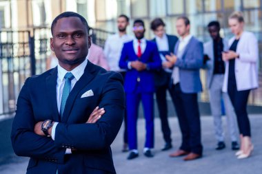 Başarılı çokuluslu profesyoneller takım portresi, kendine güvenen çok ırklı iş adamları, şirketin CEO 'su ve sokakta birlikte poz veren çalışanlar.