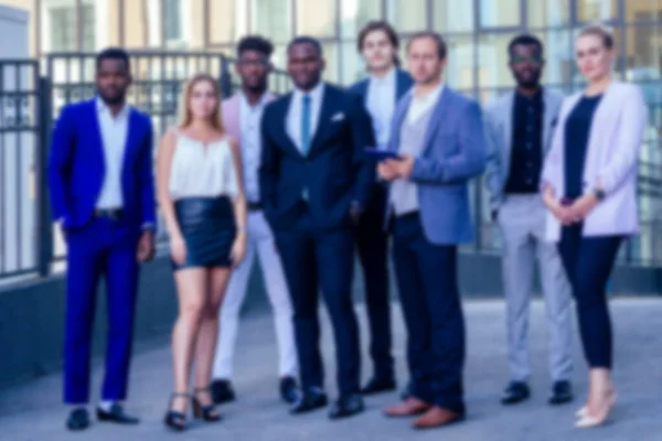 Framgångsrikt multinationellt team porträtt, multietnisk grupp av självsäkra affärsmän, företagets VD chef och anställda poserar på gatan tillsammans — Stockfoto