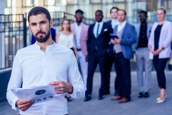 Portrait d'équipe de professionnels multinationaux couronnés de succès, groupe multi-ethnique de gens d'affaires confiants, chef d'entreprise et employés posant ensemble dans la rue — Photo