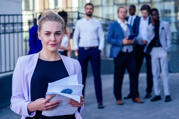 Multinazionale e multietnico aziendale persone capo e colleghi partner in piedi e sorridente sulla strada sfondo grattacielo finestre — Foto Stock