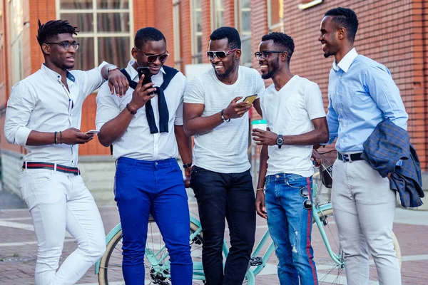 Amigos de moda en una reunión. un grupo de cinco hombres afroamericanos guapos hombres de negocios bien vestidos divirtiéndose y comunicándose en el verano en el parque — Foto de Stock