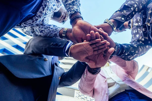 En grupp av fyra svarta afro amerikanska vänner män affärsmän i snygg kostym, dyra armbandsur handslag lagarbete .concept of successful business and good deal. bottenvy — Stockfoto