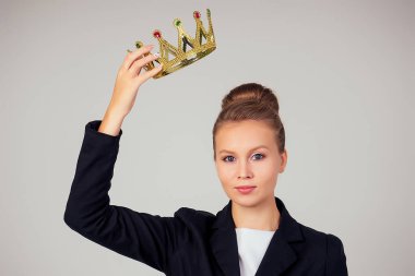 Genç iş kadını başına tacı taktı. Liderlik, başarı kavramı