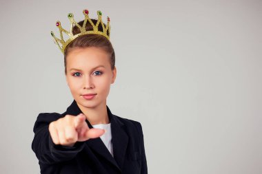 Genç iş kadını başına tacı taktı. Liderlik, başarı kavramı