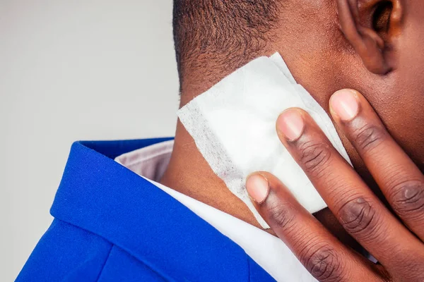 Exitoso y hermoso hombre afro americano en un traje de negocios con una camisa blanca usando toallitas húmedas — Foto de Stock