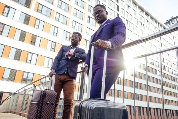 Dois parceiros de negócios afro-americanos vão em direção ao aeroporto para uma reunião de negócios conferência internacional — Fotografia de Stock