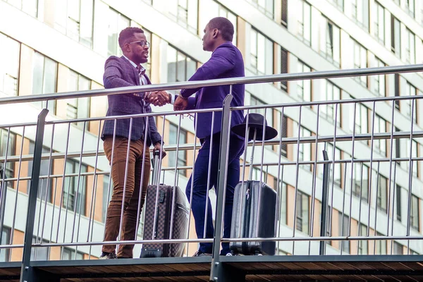 Två afrikanska amerikanska affärspartners går mot flygplatsen för ett affärsmöte internationell konferens — Stockfoto