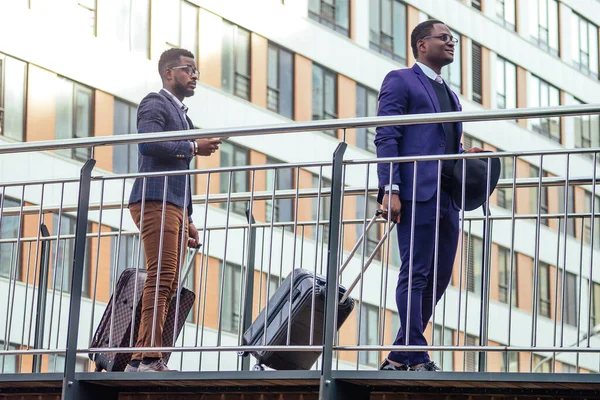 Dois parceiros de negócios afro-americanos vão em direção ao aeroporto para uma reunião de negócios conferência internacional — Fotografia de Stock