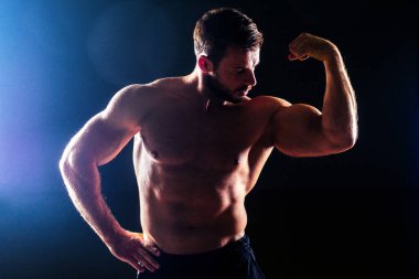 Kaslı fitness adamı, antika heykel mükemmel kaslar, altı karın kası ve seksi çıplak vücut geliştirici Apollo model stüdyoda siyah arka plan pozu veriyor. yarışma fonksiyonel antrenman spor salonu