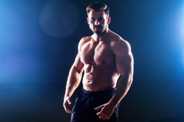 Kaslı fitness adamı antika heykel mükemmel kaslar altı karın kası ve çıplak göğüs geliştiren Apollo modeli stüdyoda siyah bir arka planda poz veriyor. Fonksiyonel antrenman spor salonunu kabul et