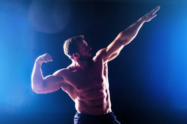 섹시하고 젊은 체격의 근육질 남자 보디빌더 모델 힘있는 운동 선수 골동품 상 완벽 한 근육 6 개가 팩 오브와 어두운 배경에 나체 가슴 포즈 — 스톡 사진