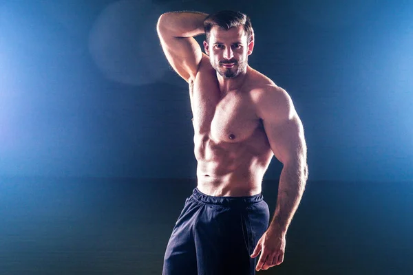 Muskulös fitness man antik staty perfekta muskler sex pack abs och naken bröst kroppsbyggare Apollo modell poserar på en svart bakgrund i studion. Concept Funktionell träning gym — Stockfoto