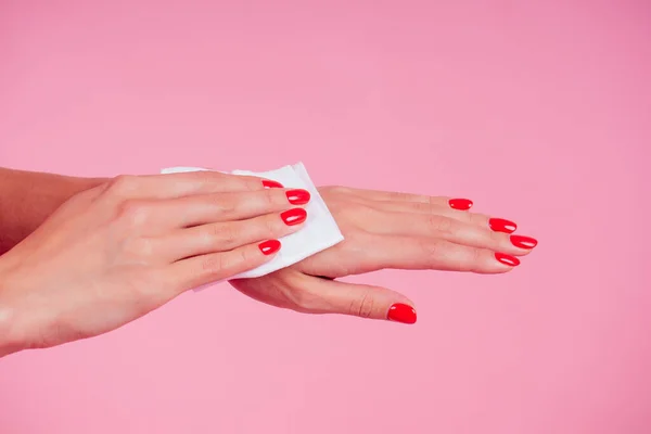 Parte do corpo de uma jovem mulher em um estúdio rosa. menina usando molhado limpa o suor — Fotografia de Stock