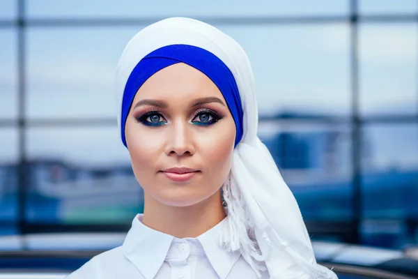 Nahaufnahme Porträt attraktive und geheimnisvolle muslimische europäische Frau perfekte Haut und charmante Augen Make-up der Kopf ist mit einem Taschentuch trägt Hijab bedeckt — Stockfoto