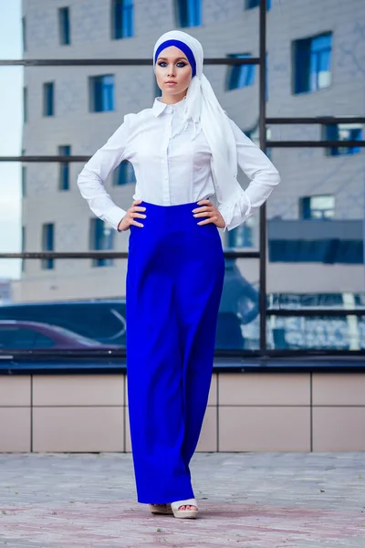 Mode-Look weibliche Modell Muslimin in einem stilvollen Kleid gut gekleidet auf der Straße — Stockfoto