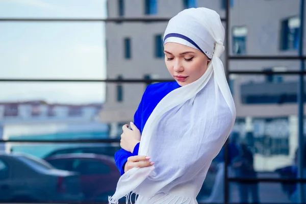 Модно выглядеть мусульманской моделью в стильном платье, хорошо одетой на улице — стоковое фото