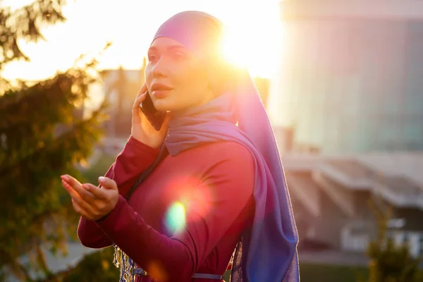 Muslimische erfolgreiche Geschäftsfrau gut gekleidet in Park Straße Herbst Waldbäume — Stockfoto
