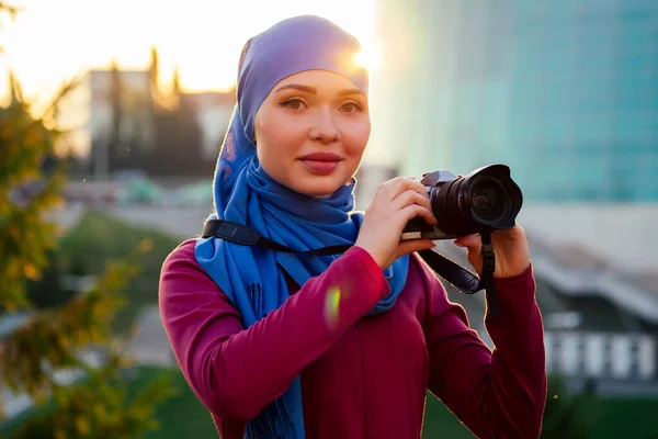 Fotografin im Hidschab. Frau mit Kamera oder Journalistin im Sommerpark Herbst Bäume Wald — Stockfoto