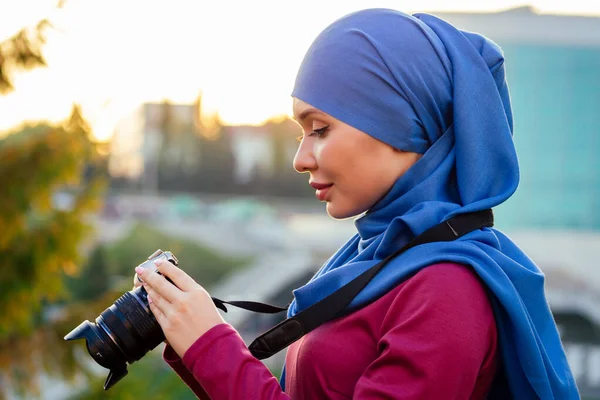 Fotografin im Hidschab. Frau mit Kamera oder Journalistin im Sommerpark Herbst Bäume Wald — Stockfoto