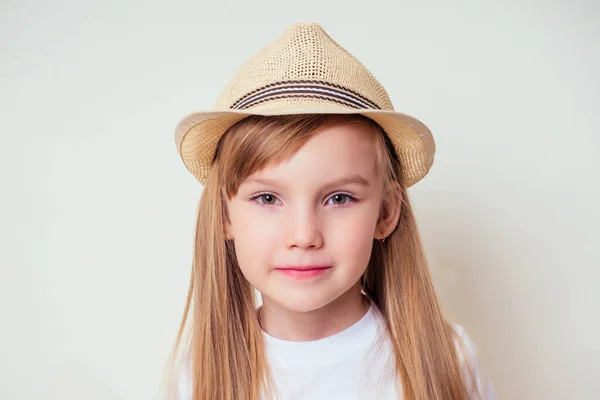 Summer portrait of a little blonde girl in a straw hat butterfly catching net on a white background in the studio.Pretty tourist traveling — Stock Photo, Image