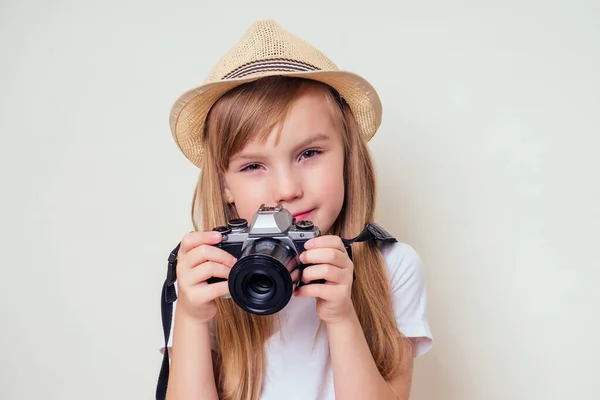 Portrait of a little girl with a camera.Image of cute girl in a straw hat tourist photographer — Stock Photo, Image