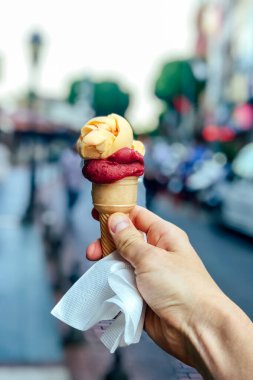Kentin arka planında Türk dondurması duruyor