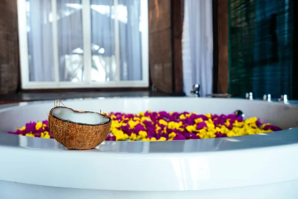 Produtos de coco plumeria no banho com pétalas de flores tropicais fundo spa salão de luxo eco hotel decoração, produto orgânico natural — Fotografia de Stock