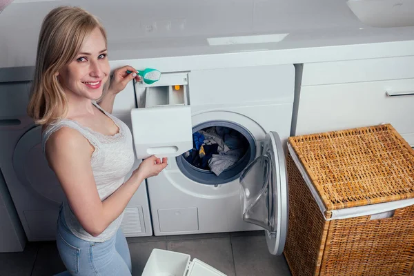 Χαρούμενη ξανθιά γυναικεία ρούχα πλύσης αισθάνονται ευτυχείς για μαλακό φρέσκο άρωμα πλυντηρίου ύφασμα softener αρωματοθεραπεία — Φωτογραφία Αρχείου