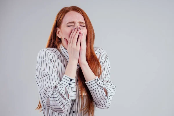 Síntoma de gripe fría o alergia. Enfermo joven pelirroja mujer de negocios estornudando en tejido en blanco Studio — Foto de Stock