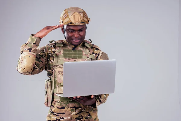 Afrikanischer amerikanischer Soldat lächelt, während er mit Frau und Kind ein Computervideo tippt — Stockfoto
