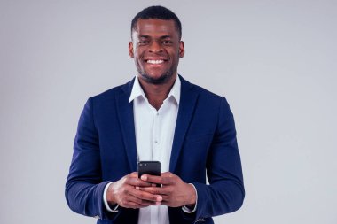 Stüdyoda cep telefonu kullanan etnik işadamları