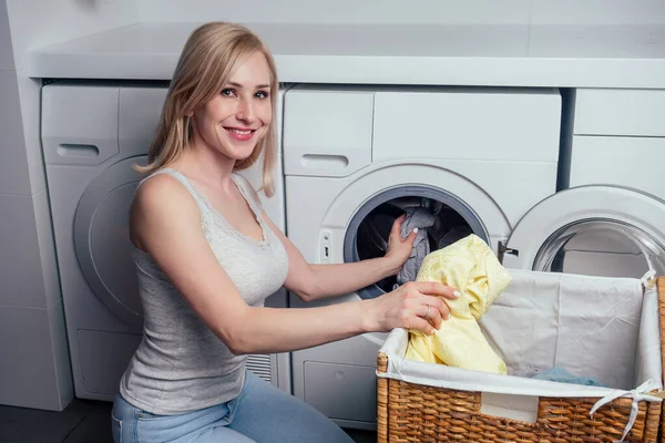 Χαρούμενη ξανθιά γυναικεία ρούχα πλύσης αισθάνονται ευτυχείς για μαλακό φρέσκο άρωμα πλυντηρίου ύφασμα softener αρωματοθεραπεία — Φωτογραφία Αρχείου