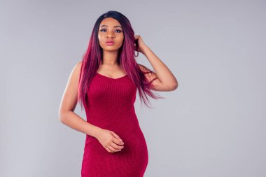 Afrikalı Amerikalı güzel bir kadın yaratıcı saç boyası atölyede beyaz arka planda mor boya.