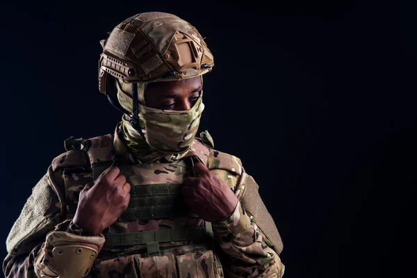 Homme américain en costume de camouflage visant avec un coup de pistolet studio — Photo