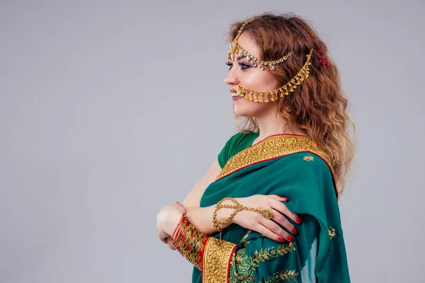 Indian όμορφη γυναίκα μόδας μελαχρινή σε πράσινο παραδοσιακό γάμο πλούσιο σάρι με χρυσά κοσμήματα που δαχτυλίδι μύτη σκουλαρίκια nath επαγγελματική make-up σε λευκό φόντο στούντιο. — Φωτογραφία Αρχείου