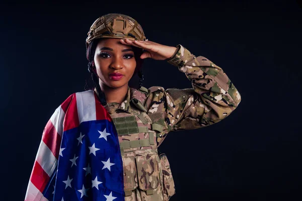 Молодая латино-индийская женщина-солдат с оружием студии черный фон — стоковое фото
