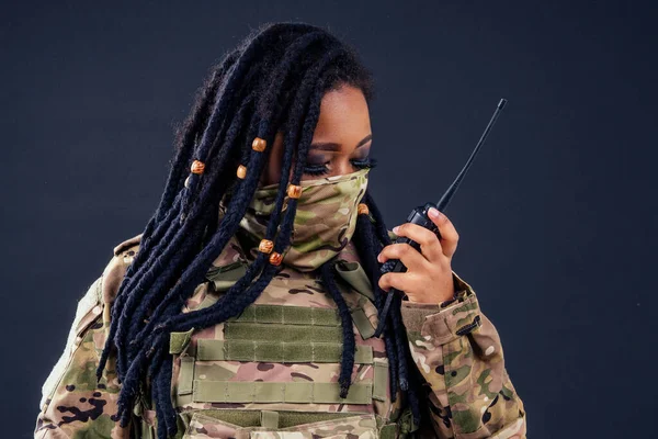 Женщина в военном камуфляже с радио афро-американской армии латинского солдата в камуфляжной одежде волосы дреды вечером макияж на черном фоне в студии . — стоковое фото