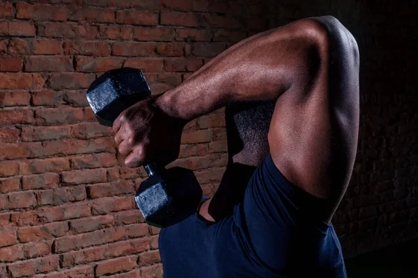 Muscular african american man extaising with dumbbell — Stok Foto