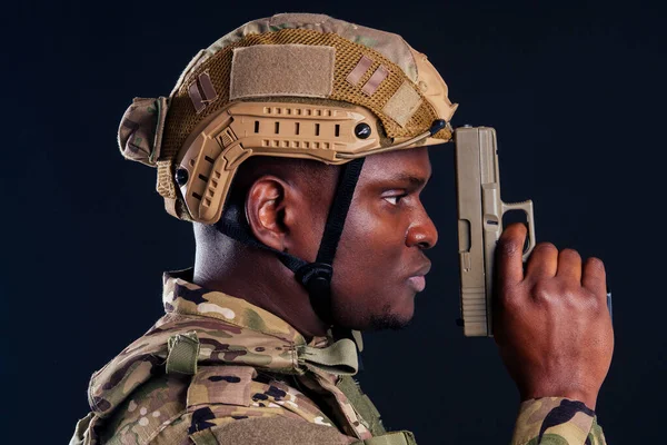 Americano em camuflagem terno apontando com uma pistola estúdio tiro — Fotografia de Stock