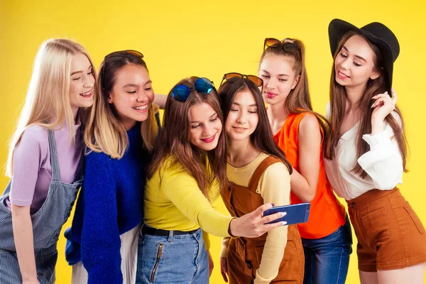 Ομάδα έξι γελώντας κορίτσια που έχουν κόμμα το καλοκαίρι στυλ κίτρινο φόντο στούντιο — Φωτογραφία Αρχείου