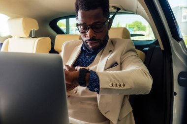 İş afro erkek telefon hattı romancısı harita uygulaması kullanıyor. Arabada oturuyor.