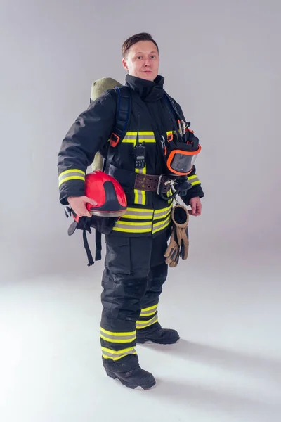 Retrato forte bombeiro em uniforme à prova de fogo fundo branco estúdio — Fotografia de Stock